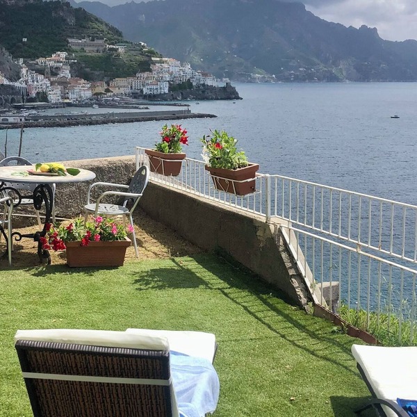 Exclusive abode overlooking the sea just minutes from the center of Amalfi.
