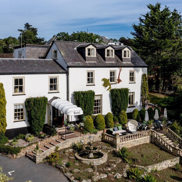 Exclusive Hotel Hire 17 Bedrooms, Close to Town & Beach