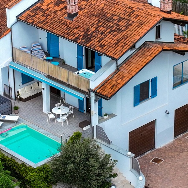 Exclusive Villa with pool and penthouse in Barolo wine area