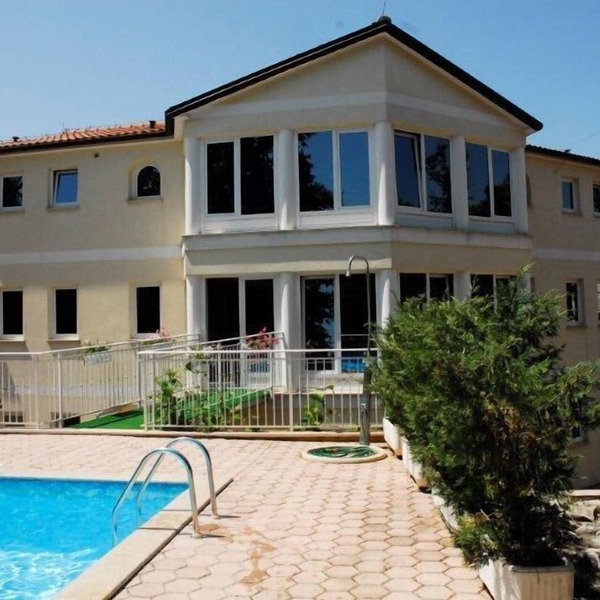 Exclusive villa with pool, guest rooms with rich breakfast buffet