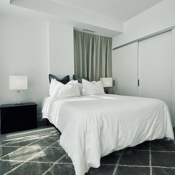 Executive 2 bed 2 bath condo - Kingsway Crescent
