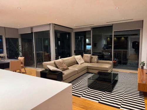 Executive 2B2B Luxury Apartment Barton- 7-10 min walk to PH, M-Oval & Lake BG