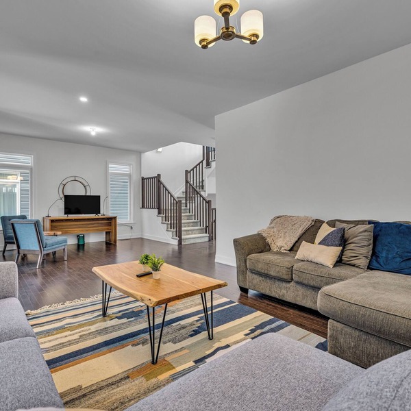 Executive 4BDRM Home | Close to Airport/Downtown