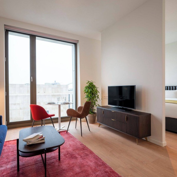 Executive Comfort: 2 Spacious 1BR Apartment with Full Kitchen, Central Location!