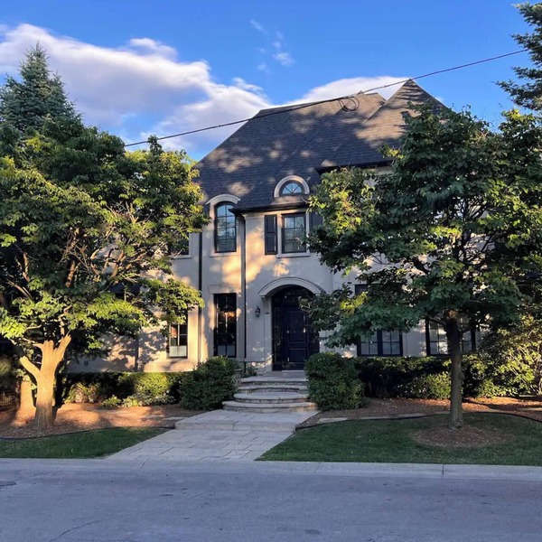 Executive Home With Luxury Amenities and Large Private Yard