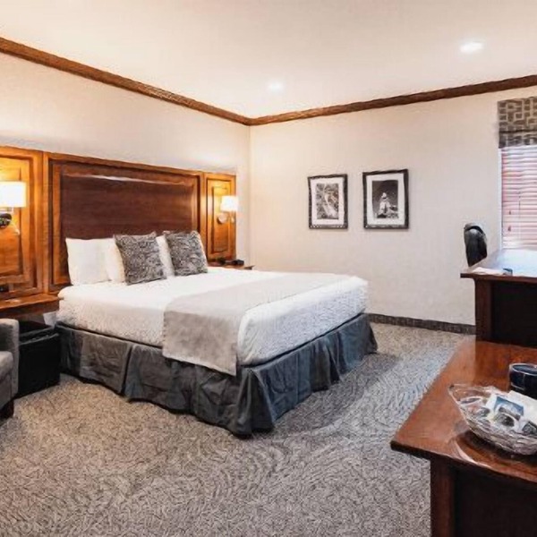 Executive King Handicap Room with Modern Amenities & Breakfast
