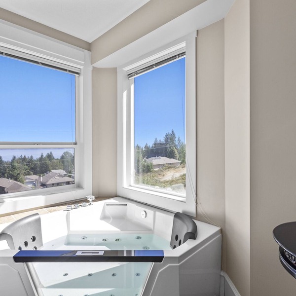 Executive Ocean View 2 bedrooms Sleeps 8 | Pet Friendly