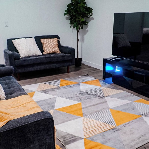 Executive , Serene, Beautiful 2 bedroom Basement Apartment