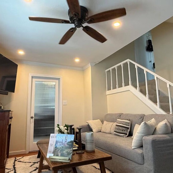 Executive Style Home w/Sun Deck & Pull Out Couch