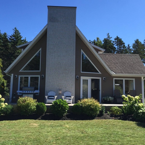 Executive Summer Home - minutes from the beach! A lovely vacation experience