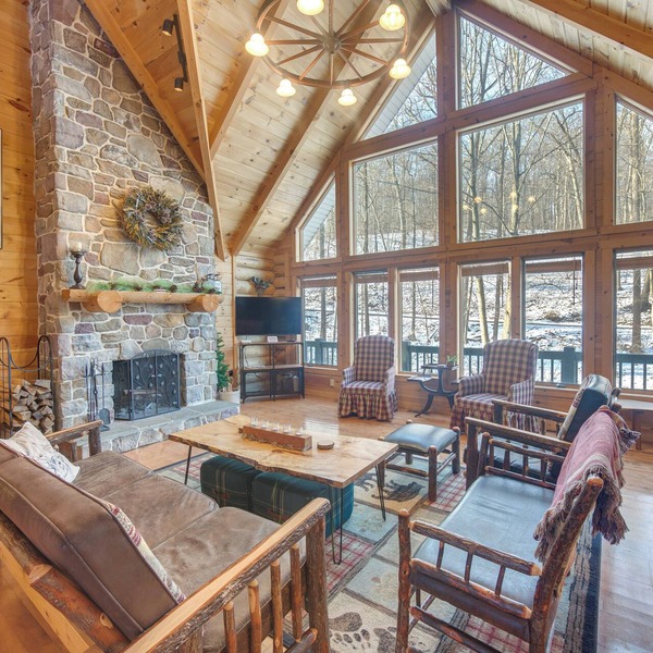 Expansive Group Getaway: 11 Mi to Lancaster!
