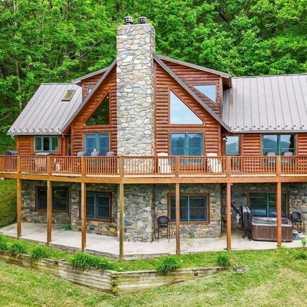 Experience breathtaking views at Big Ashe View, a spacious 5-bedroom cabin in West Jefferson, NC!