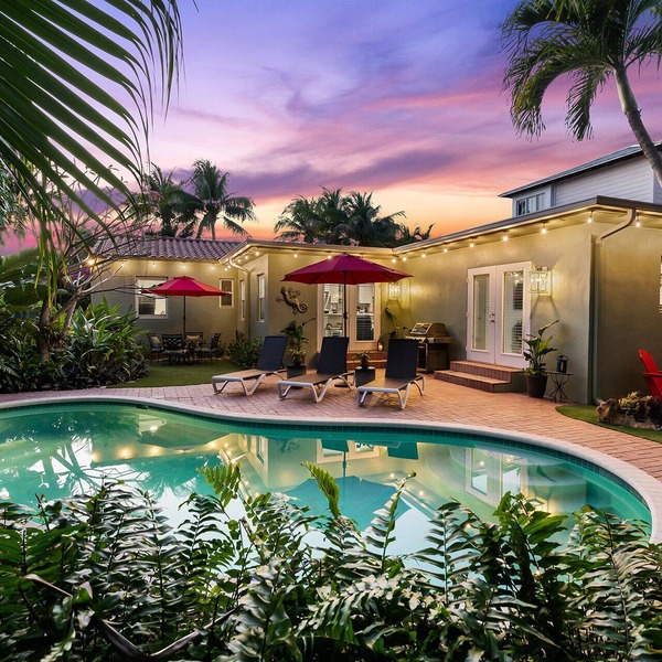 Experience Coconut Cottage, a Beautiful Tropical Retreat Close from to Beach Attractions