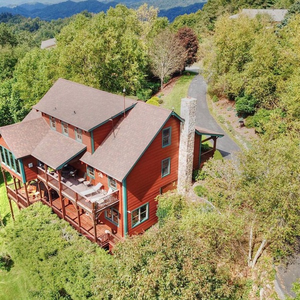 Experience mountain views in this 3-bedroom chalet, perfect for family getaways in Boone, NC.