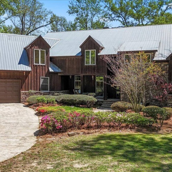 Experience Peace by the Creek A 5-Bedroom Retreat