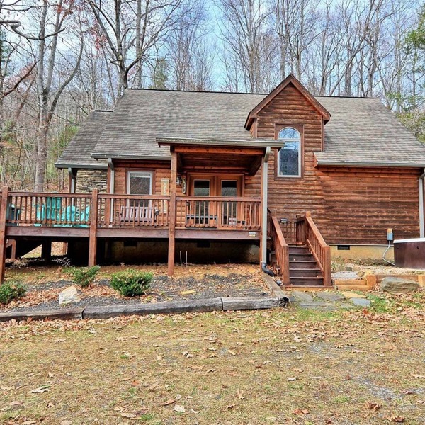 Experience relaxation in the spacious Phoenix Cabin, Jefferson, NC, perfect for 10 guests.