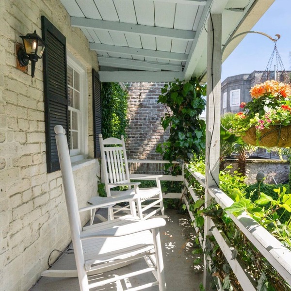 Experience Savannah like you live here! Shared Courtyard! Dog Friendly!
