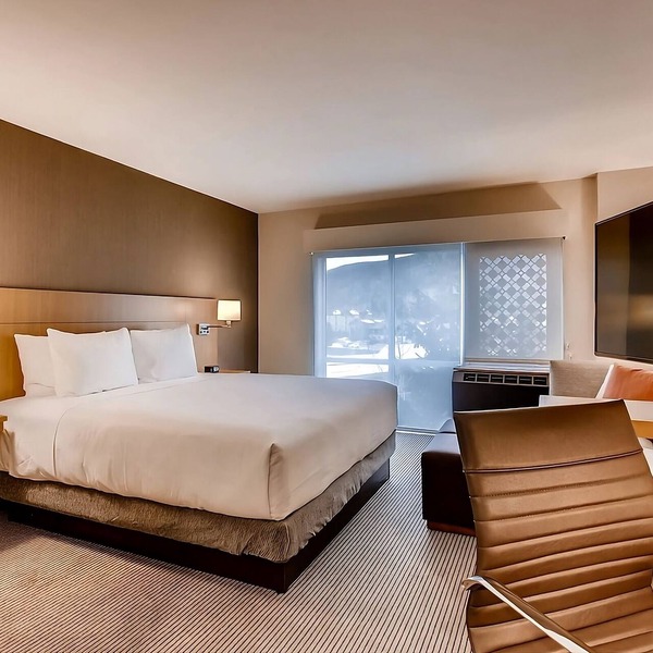 Experience the Peaks! Ski Resort, Jacuzzi Comfort & Easy Shuttle!