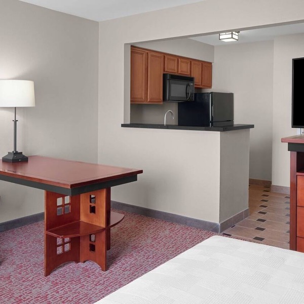 Experience Utmost Comfort! Free Airport Shuttle, Free Parking, Full Kitchen!