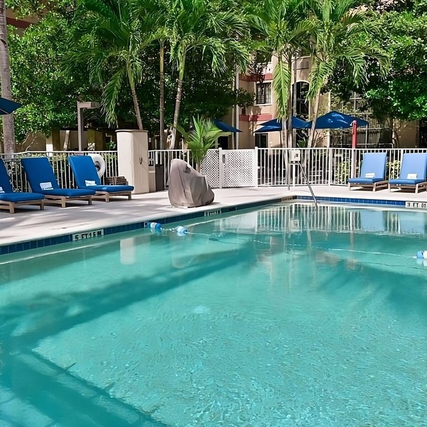 Explore Sawgrass Mills! 2 Large Rooms w/Full Kitchens! Free Breakfast! Pool!
