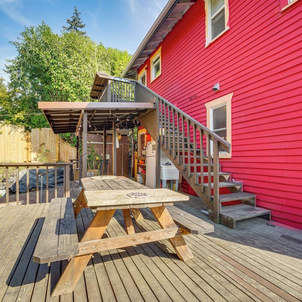 Explore Seattle! Charming Apt w/Private Deck