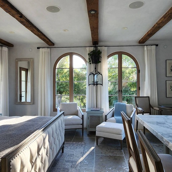 Exquisite Crescent Suite Walking Distance to Woodside Downtown