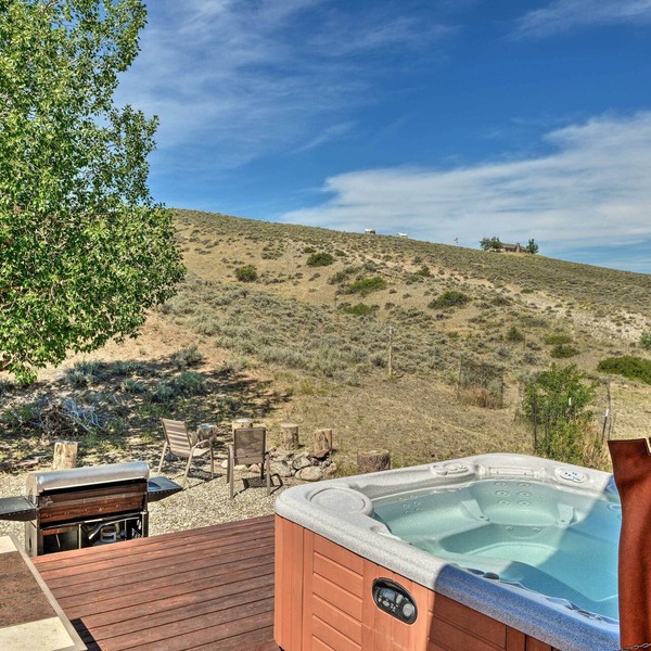 Exquisite Log Home with Lander Valley Views!
