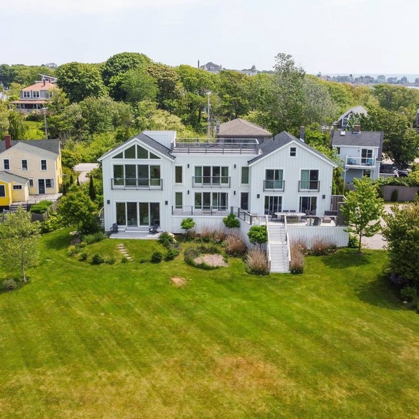 Exquisite Waterfront Retreat - Lindsay