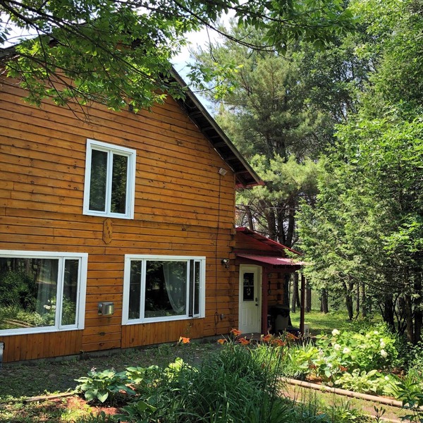Extra-large 4,000 sq ft woodland retreat with authentic Wood-fired Sauna