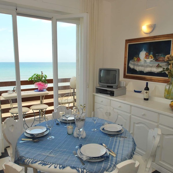 Flat by the sea with stunning views from the 2 terraces, in Marina di Castagneto