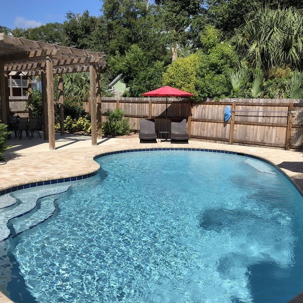 F4, Downtown, POOL, 2 king beds, 2 full bathrooms, free onsite parking!