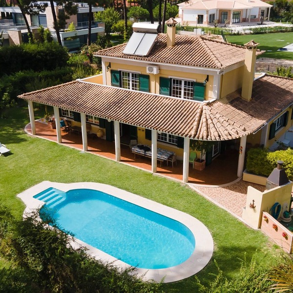 Family Friendly Villa Aroeira Golf with Pool, Garden, A/C & Wi-Fi