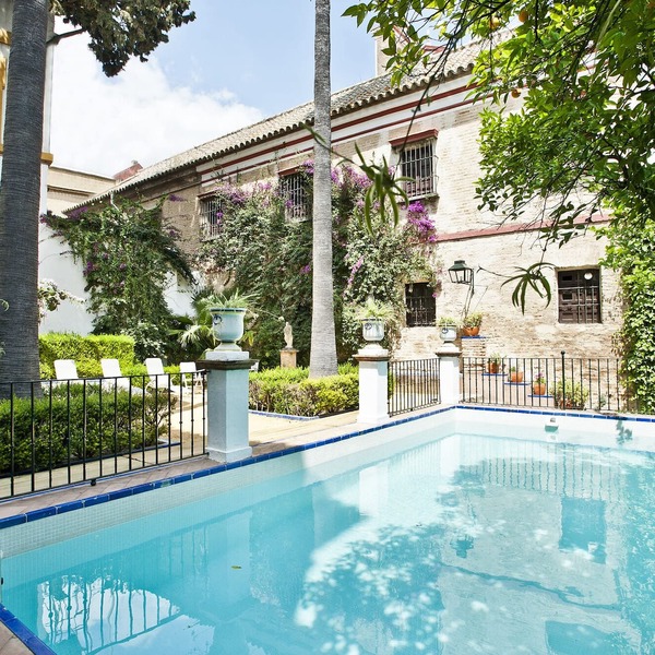 FAB CHATEAU BEHIND CATHEDRAL ENTIRELY PROPERTY WITH GARDEN AND POOL