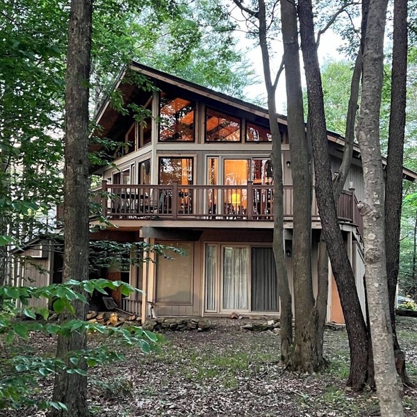 Fabulous 3-bedroom chalet in Hidden Valley, PA; walk to the slopes!