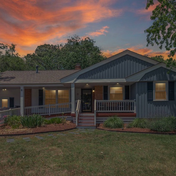 Fabulous 5 Bedroom 3 Bathroom Holiday House Near Beaches. WE SANITIZE!