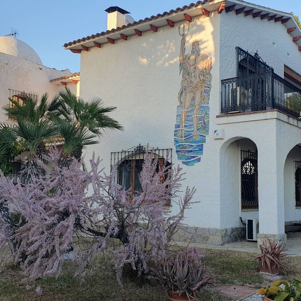 FABULOUS BEACHFRONT VILLA VERY CLOSE TO BARCELONA