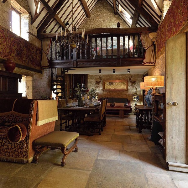 Fabulous Great hall in the center of Castle combe