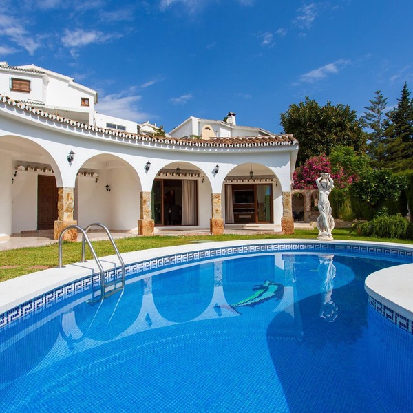 Fabulous Luxury 4 Bed Villa with Private Pool Sun Terrace 5 mins from the Beach!