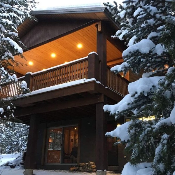 FABULOUS Remodel with Private Hot Tub, & more! Ten minutes to Yellowstone NP!