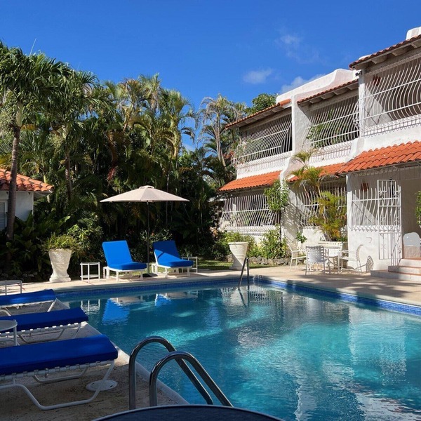 Fabulous, spacious condo with pool, 5 mins from Mullins Beach.