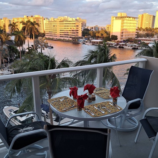 Fabulous top floor with two king-sized bedrooms in best Pompano Beach location