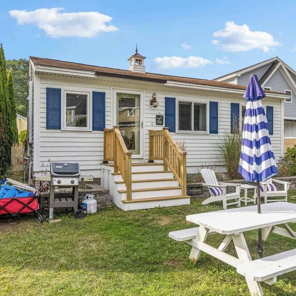 Fairview Cottage Coastal Getaway, steps to the beach & close to golf course