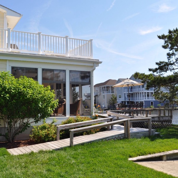 Fall rates for our last summer week! Waterfront, 3 blocks to beach, pet friendly