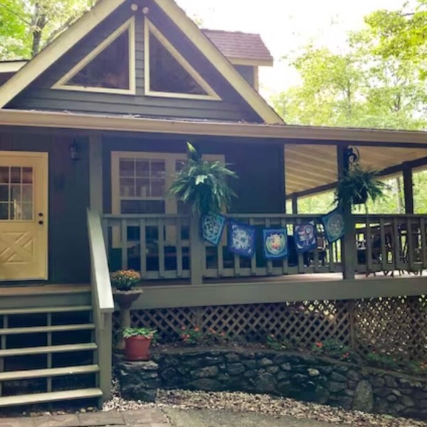 Falling Waters: Cozy Updated Cabin in the Woods