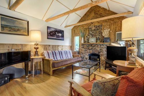 Fallsview Cabin Forest Escape w Rustic Charm