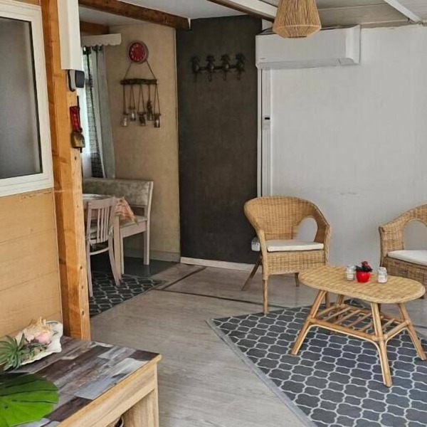 Family chalet in campsite with swimming pool