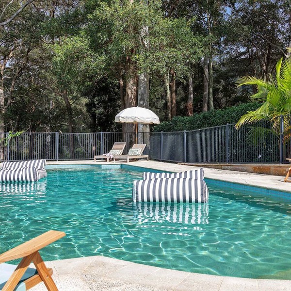 Family Estate · Pool · Sleeps 12 · 5 to Beach