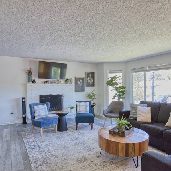 Family-Friendly 5BR Retreat – Hot Tub & Game Room