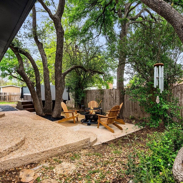 Family Friendly: Giant Hot Tub! Game Room! King Bed, Austin Close