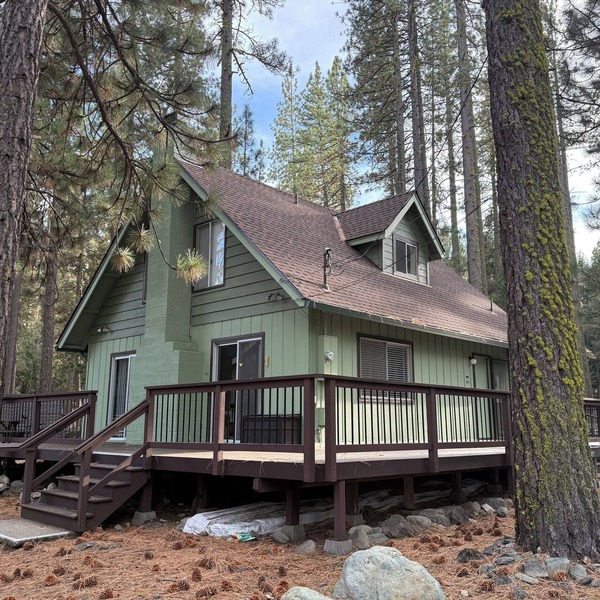 Family-Friendly Graeagle Cabin Deck backs to Forest Walk to Mill Pond